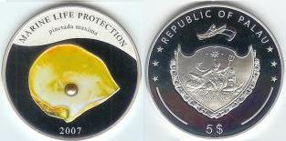 A real pearl is embedded in the Palau 5 Dollars 2007 silver Proof coin